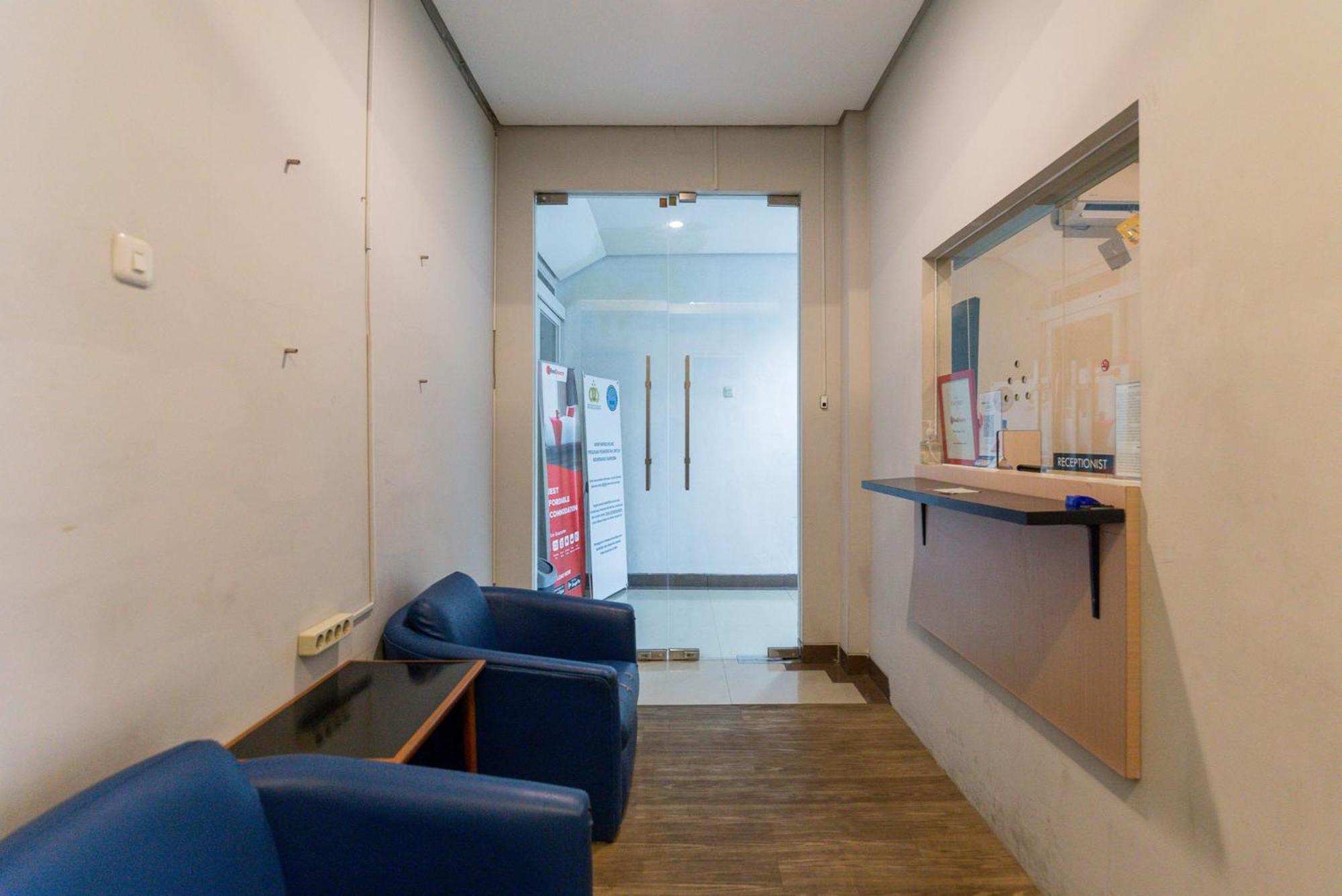 RedDoorz Plus Syariah near Mall Pondok Indah Jakarta Exterior foto