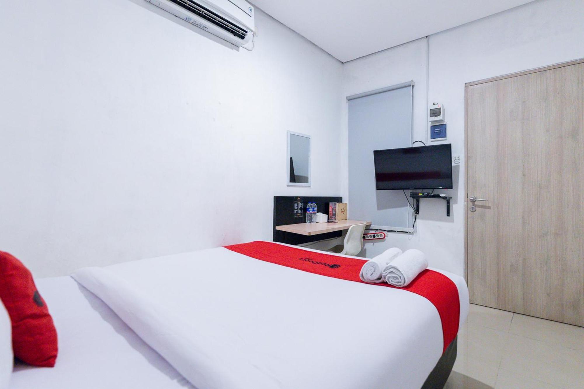 RedDoorz Plus Syariah near Mall Pondok Indah Jakarta Exterior foto