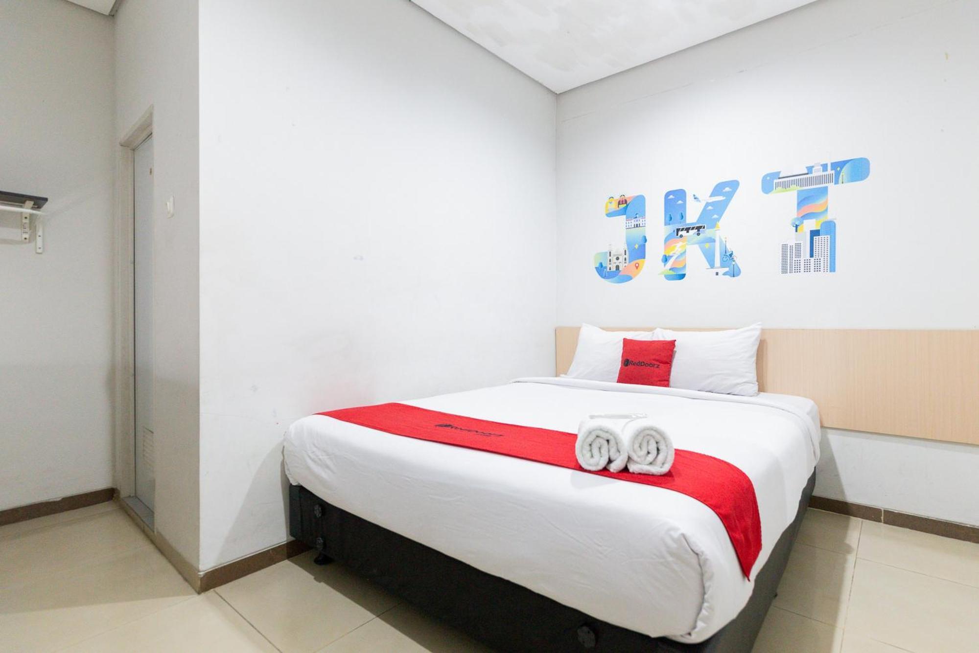 RedDoorz Plus Syariah near Mall Pondok Indah Jakarta Exterior foto