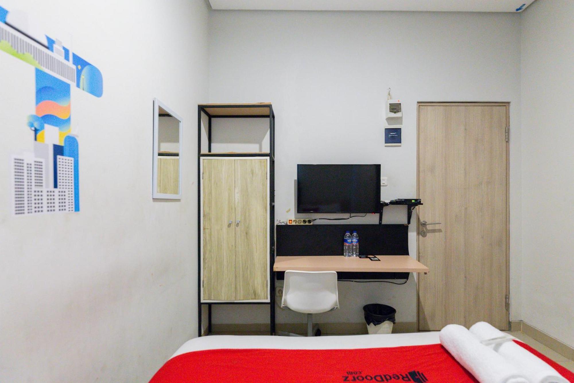 RedDoorz Plus Syariah near Mall Pondok Indah Jakarta Exterior foto