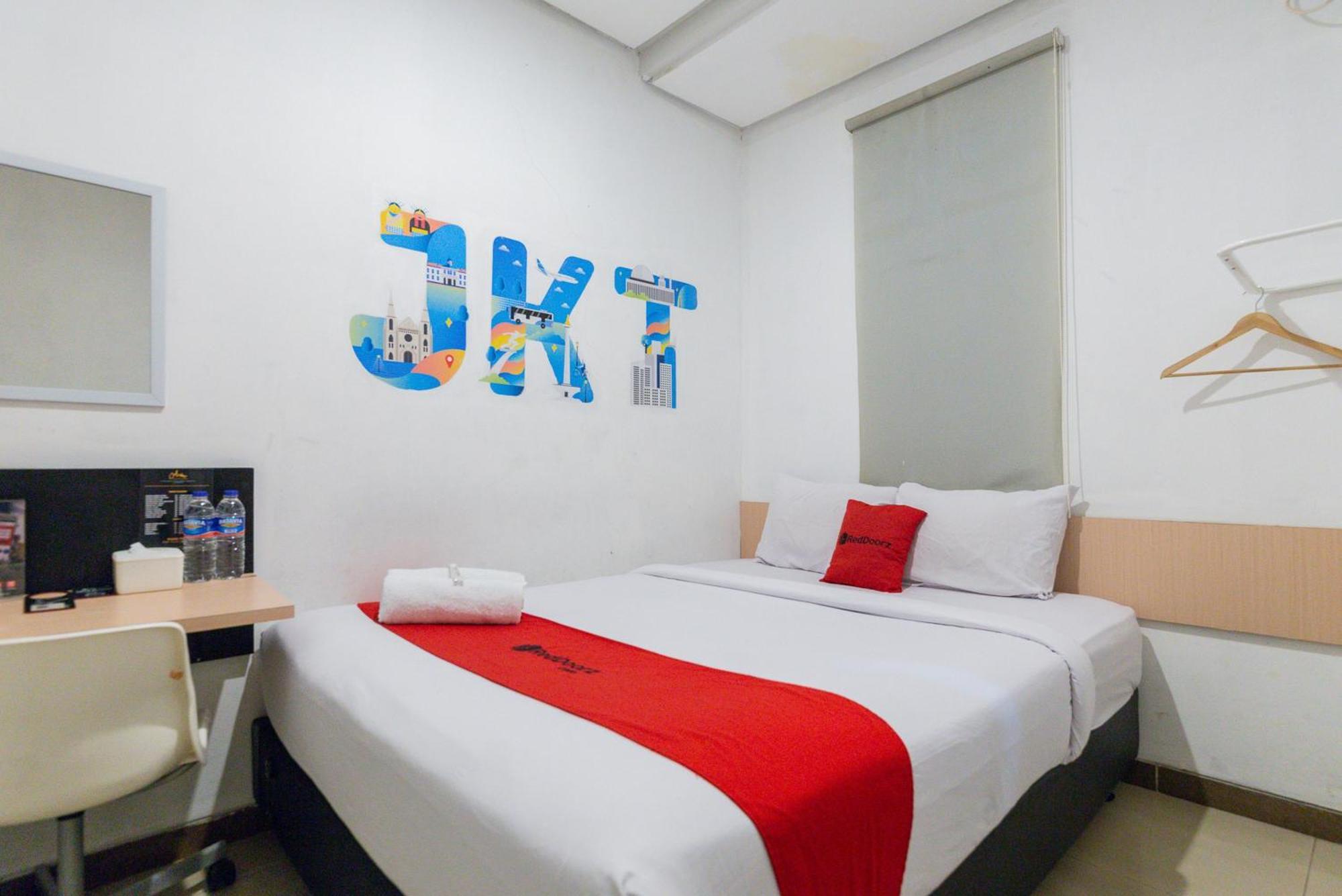 RedDoorz Plus Syariah near Mall Pondok Indah Jakarta Exterior foto