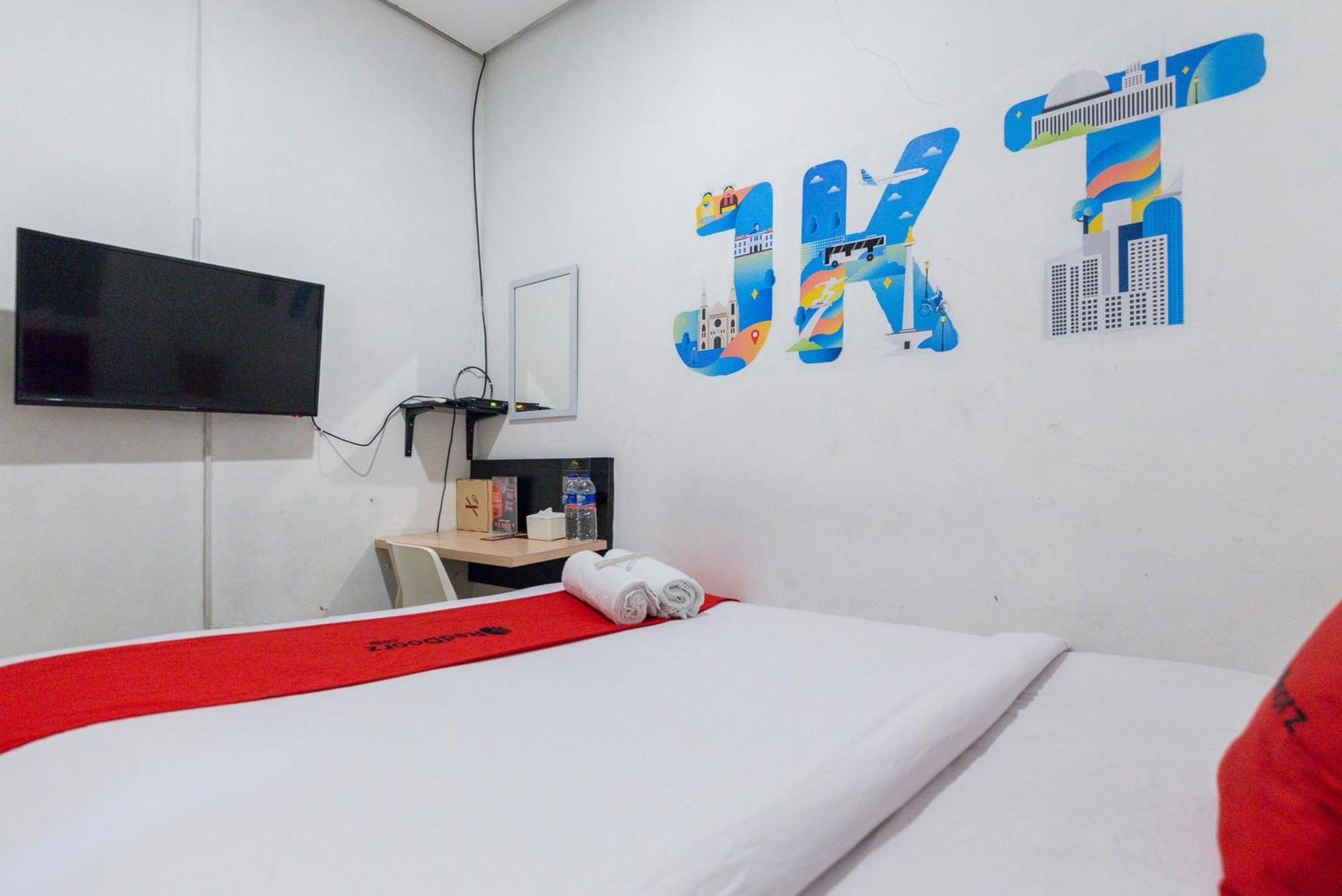 RedDoorz Plus Syariah near Mall Pondok Indah Jakarta Exterior foto
