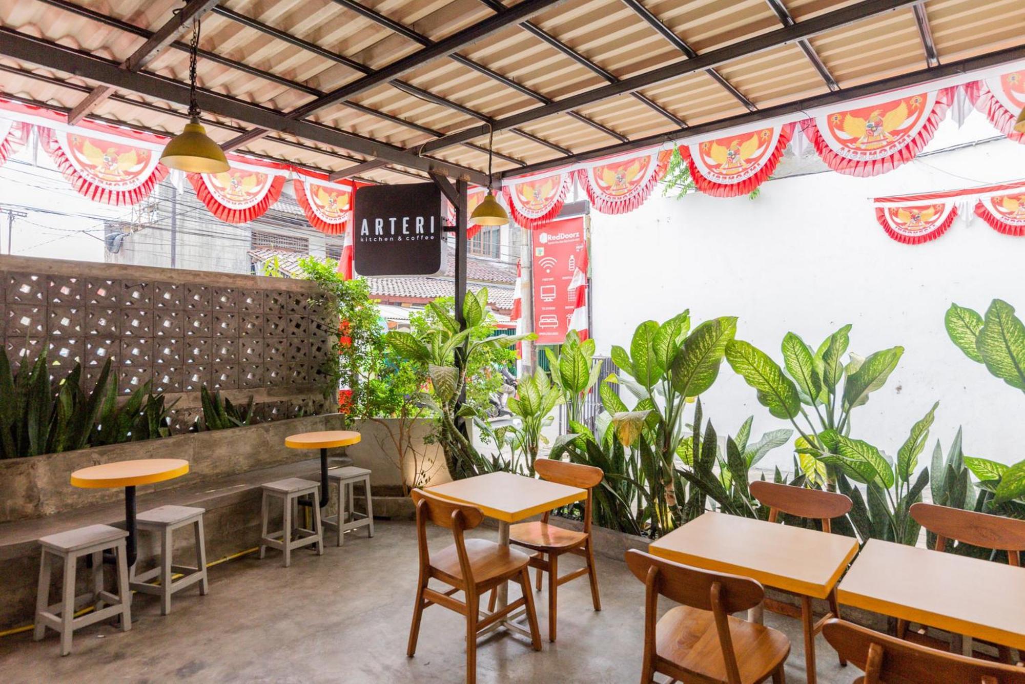 RedDoorz Plus Syariah near Mall Pondok Indah Jakarta Exterior foto